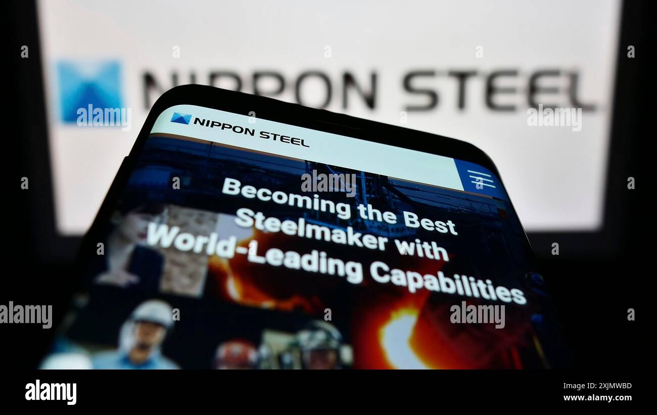 Stuttgart, Allemagne, 12-01-2022 : smartphone avec le site Web de la société japonaise Nippon Steel Corporation sur l'écran devant le logo de l'entreprise. Concentrez-vous sur Banque D'Images