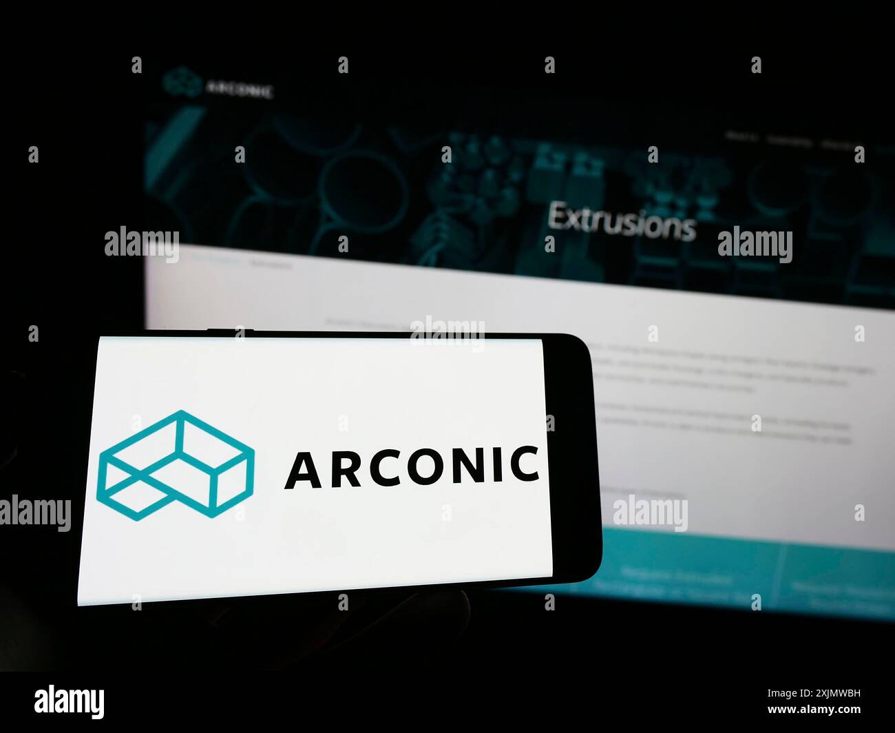 Stuttgart, Allemagne, 12-01-2022 : personne tenant un téléphone portable avec le logo de la société américaine de métaux Arconic Corporation sur l'écran en face de la page Web de l'entreprise. Banque D'Images