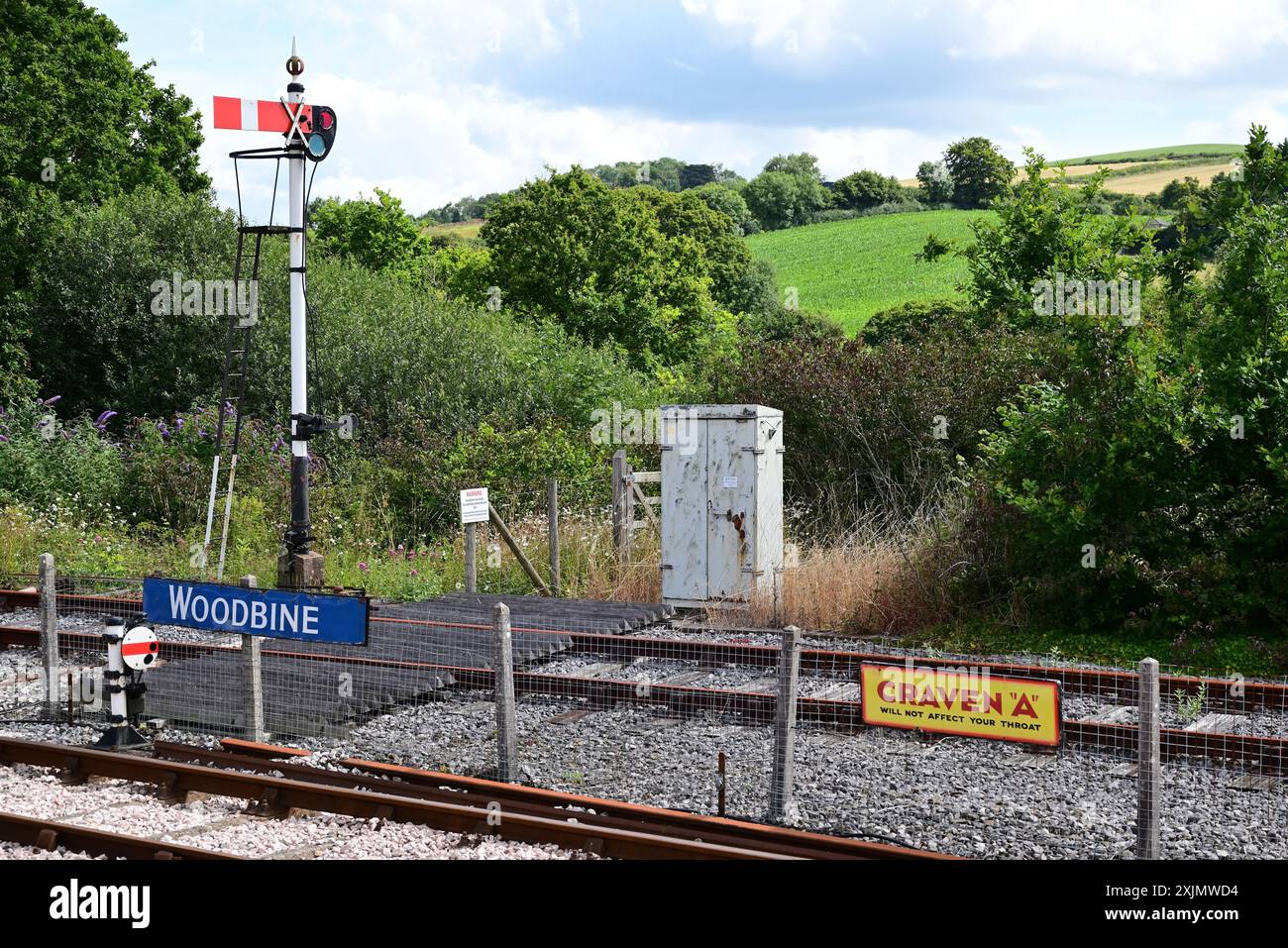 Un signal sémaphore du quadrant inférieur et un signal de dérivation au sol à la station Totnes Riverside sur le South Devon Railway. Banque D'Images