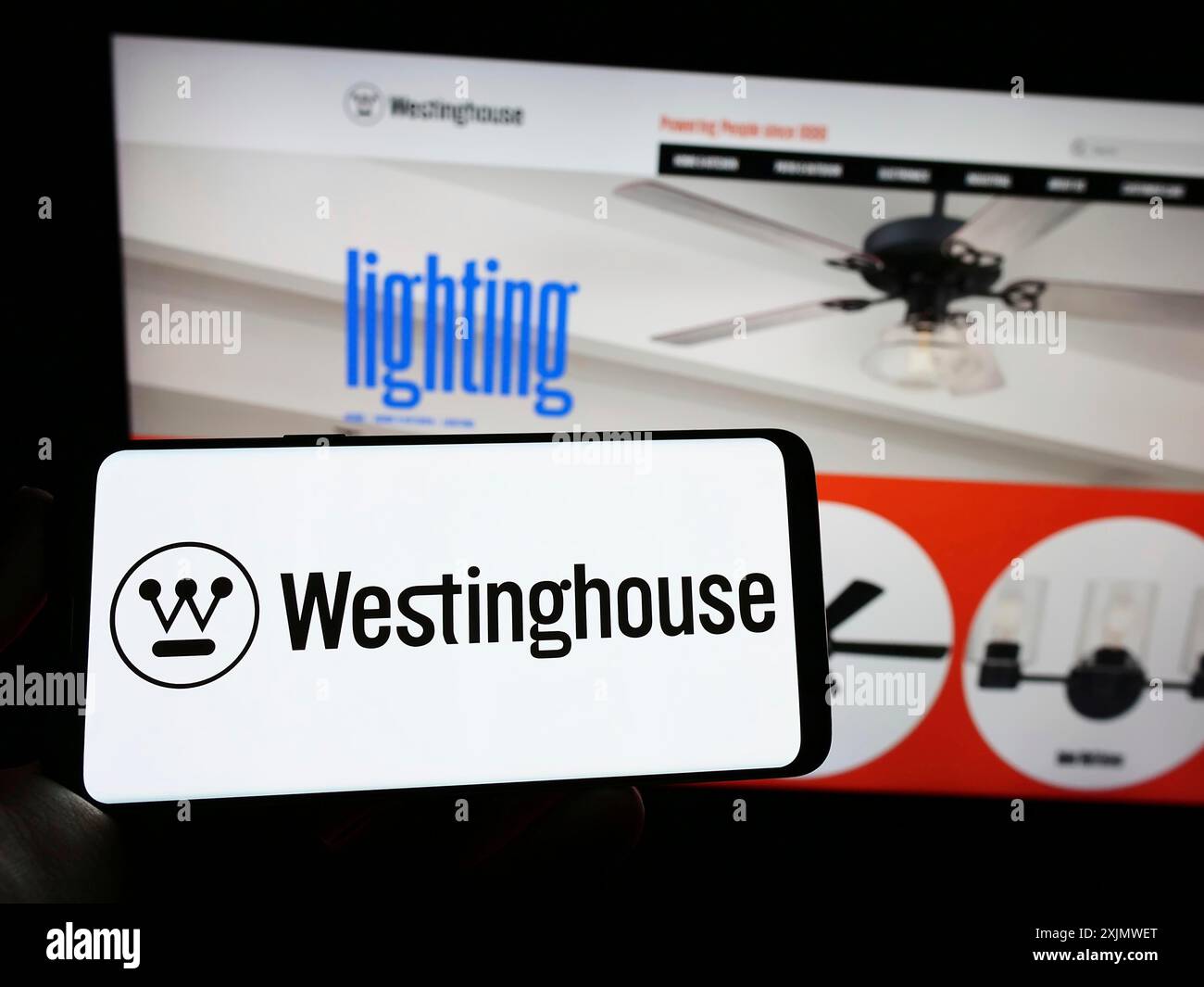 Stuttgart, Allemagne, 12-01-2022 : personne tenant un téléphone portable avec le logo de la société américaine Westinghouse Electric Corporation sur l'écran devant Banque D'Images