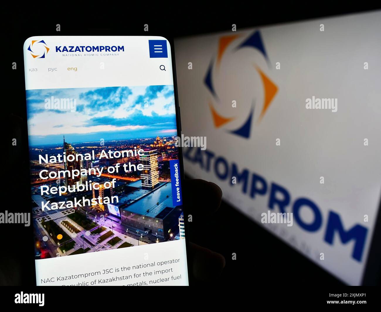 Stuttgart, Allemagne, 12-14-2022 : personne tenant un téléphone portable avec la page web de la société minière kazakhe Kazatomprom sur l'écran devant le logo. Mise au point Banque D'Images