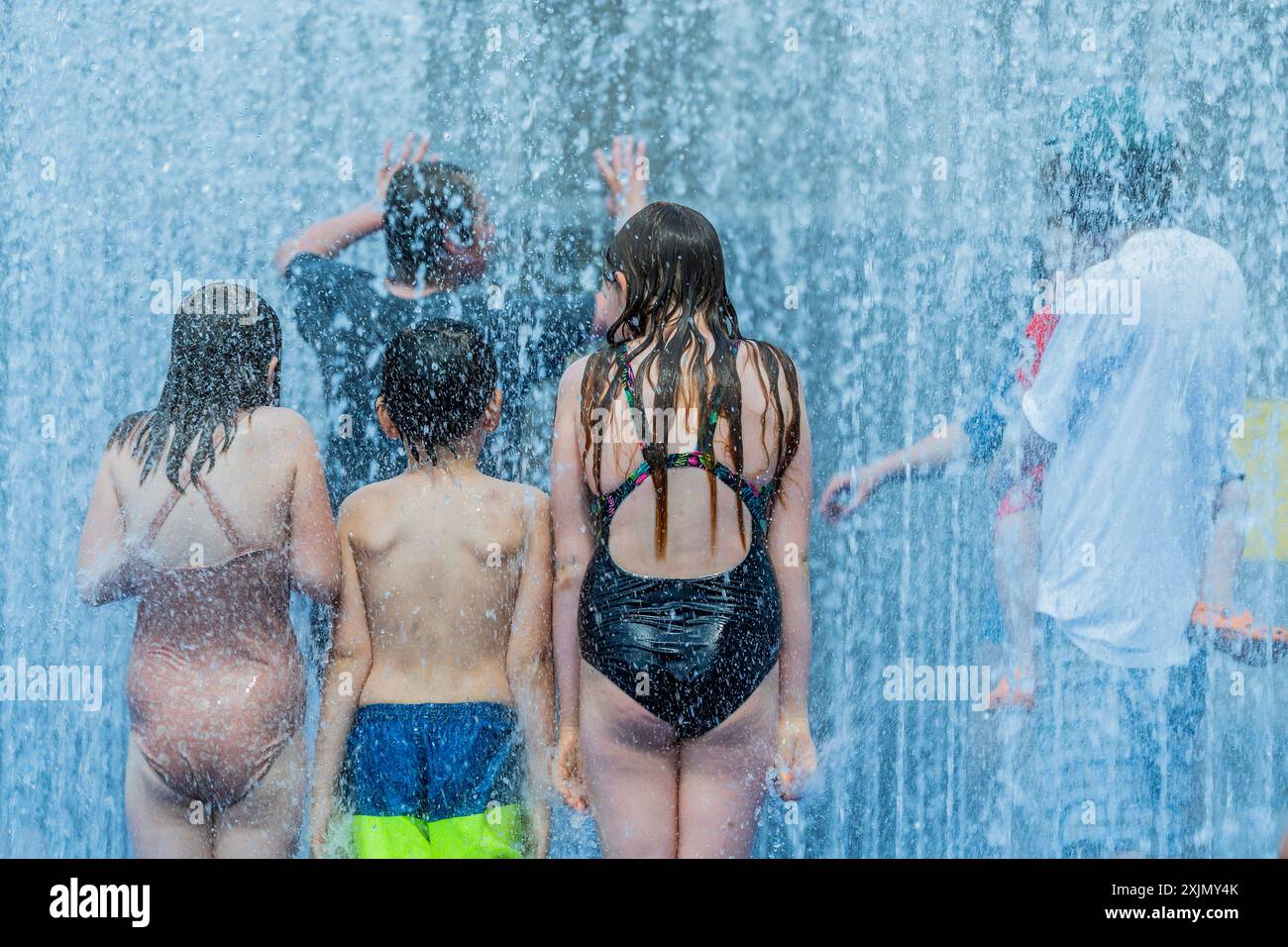 Londres, Royaume-Uni. 19 juillet 2024. La sculpture de la fontaine à l'extérieur du Festival Hall est un grand attrait pour les adultes et les enfants qui veulent se rafraîchir - Une mini vague de chaleur estivale mène au temps ensoleillé sur la Southbank à Londres. Crédit : Guy Bell/Alamy Live News Banque D'Images