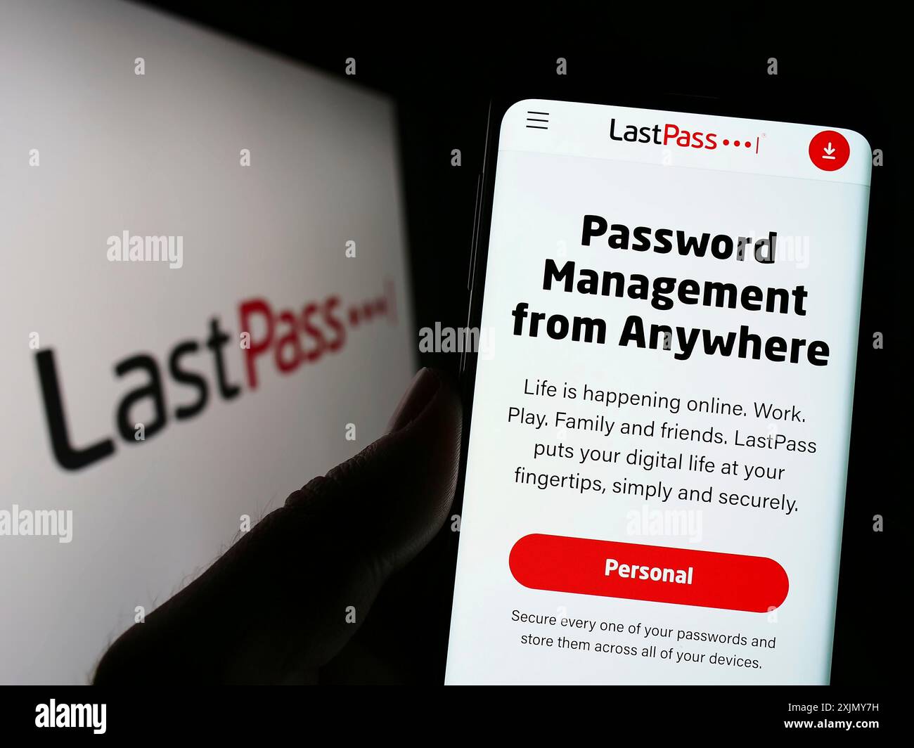 Stuttgart, Allemagne, 12 30 2022 : personne tenant un téléphone portable avec le site de la société de gestion de mots de passe LastPass US LP sur l'écran devant le logo. Mise au point Banque D'Images