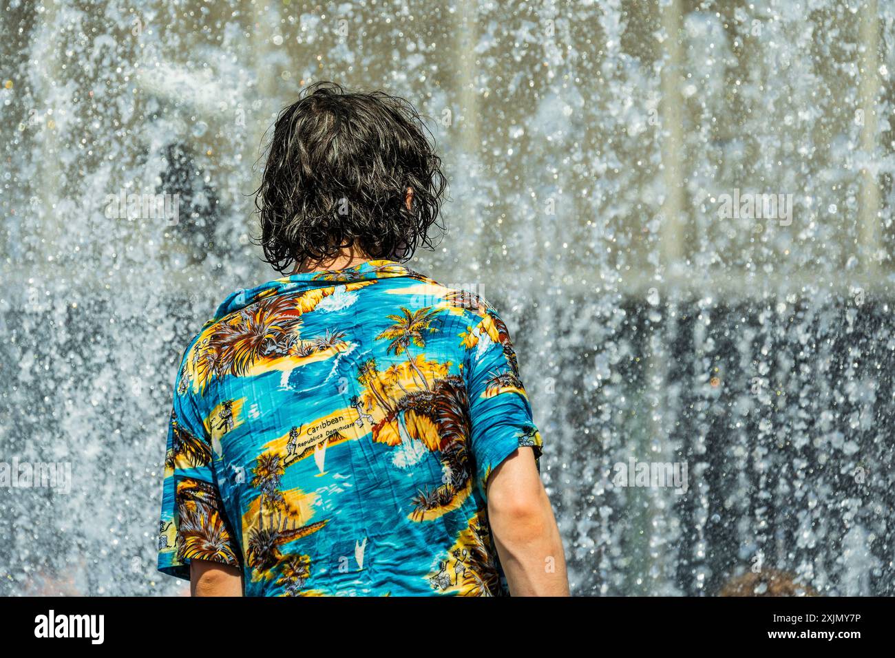 Londres, Royaume-Uni. 19 juillet 2024. La sculpture de la fontaine à l'extérieur du Festival Hall est un grand attrait pour les adultes et les enfants qui veulent se rafraîchir - Une mini vague de chaleur estivale mène au temps ensoleillé sur la Southbank à Londres. Crédit : Guy Bell/Alamy Live News Banque D'Images