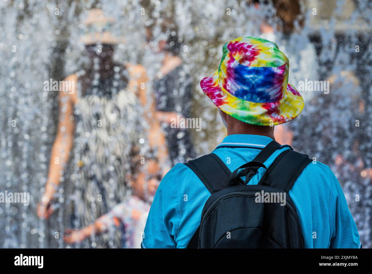Londres, Royaume-Uni. 19 juillet 2024. La sculpture de la fontaine à l'extérieur du Festival Hall est un grand attrait pour les adultes et les enfants qui veulent se rafraîchir - Une mini vague de chaleur estivale mène au temps ensoleillé sur la Southbank à Londres. Crédit : Guy Bell/Alamy Live News Banque D'Images