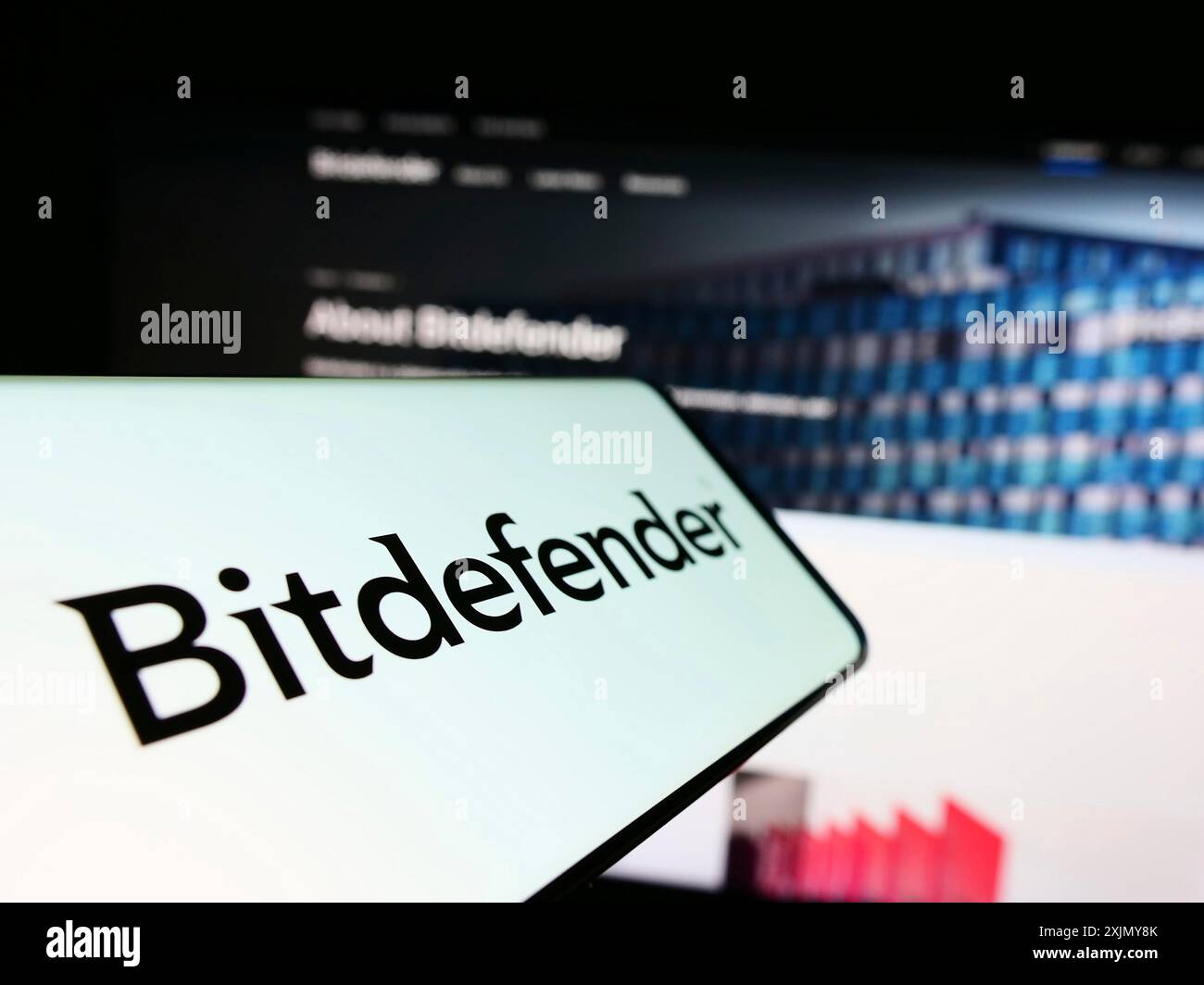Stuttgart, Allemagne, 12-30-2022, smartphone avec logo de la société roumaine de cybersécurité Bitdefender sur l'écran devant le site Web de l'entreprise. Concentrez-vous sur Banque D'Images