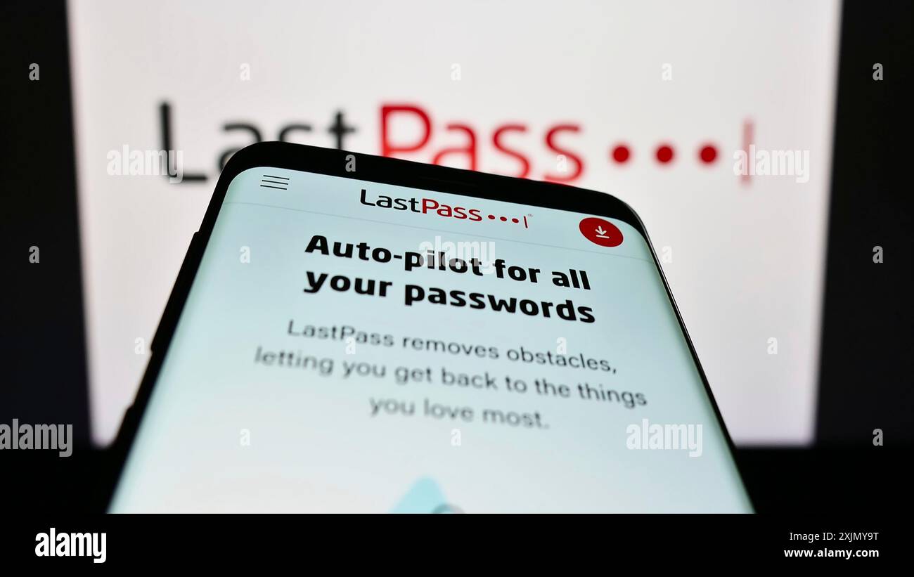 Stuttgart, Allemagne, 12-30-2022, smartphone avec page web de la société de gestion de mots de passe LastPass US LP sur l'écran devant le logo de l'entreprise. Concentrez-vous sur Banque D'Images