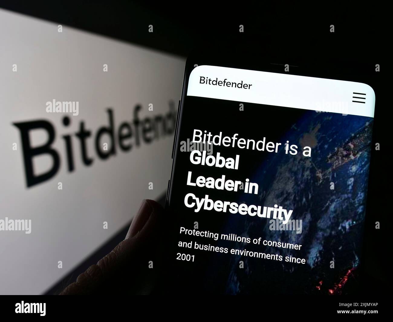 Stuttgart, Allemagne, 12 30 2022 : personne tenant un téléphone portable avec le site de la société roumaine de cybersécurité Bitdefender sur l'écran devant le logo. Mise au point Banque D'Images