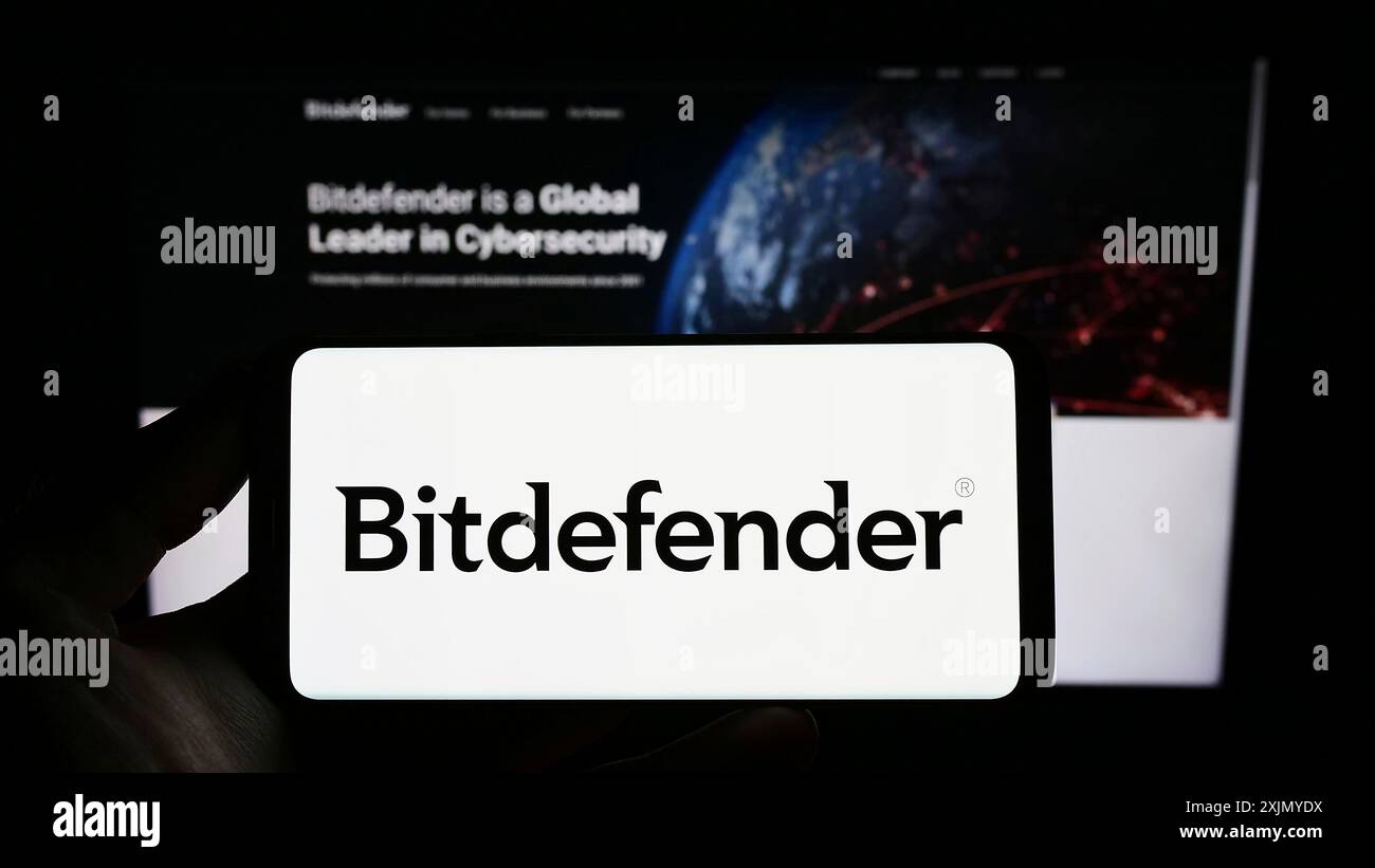 Stuttgart, Allemagne, 12 30 2022 : personne tenant un smartphone avec le logo de la société roumaine de cybersécurité Bitdefender sur l'écran devant le site Web. Banque D'Images