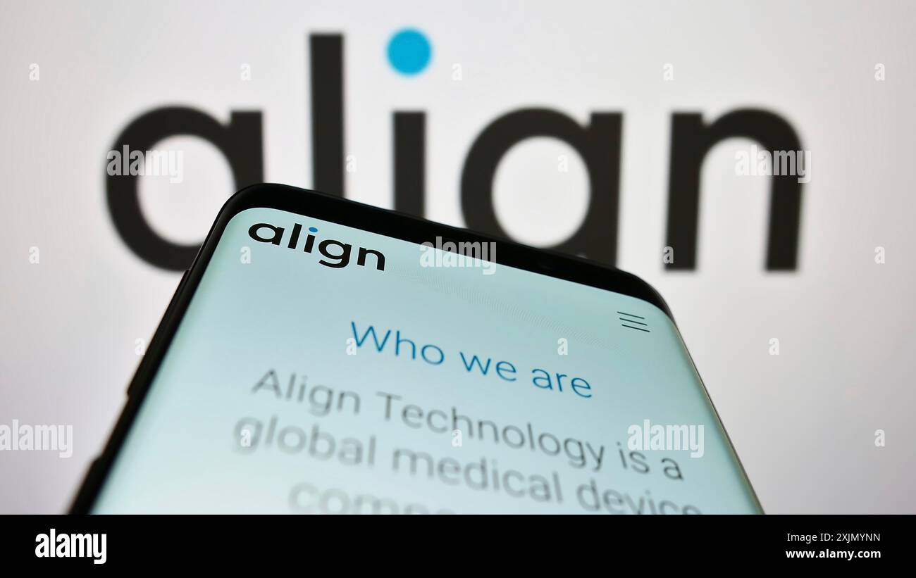 Stuttgart, Allemagne, 01-07-2023 : smartphone avec le site Web de la société américaine d'orthodontie Align Technology Inc sur l'écran devant le logo de l'entreprise. Mise au point Banque D'Images