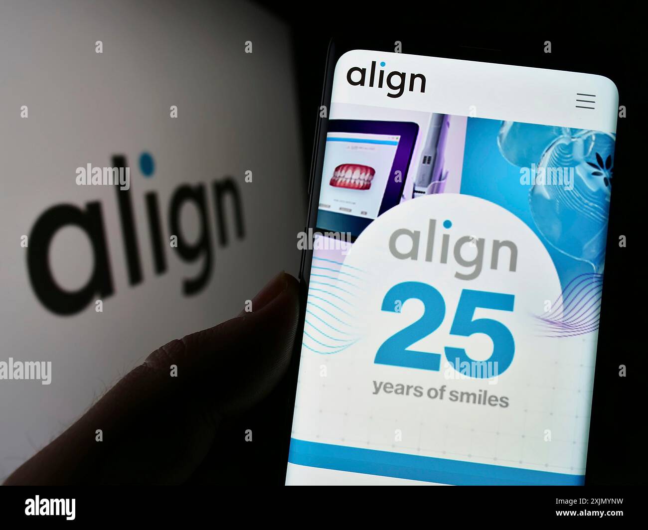 Stuttgart, Allemagne, 01-07-2023 : personne tenant un téléphone portable avec la page Web de la société américaine d'orthodontie Align Technology Inc sur l'écran avec le logo. Concentrez-vous sur Banque D'Images