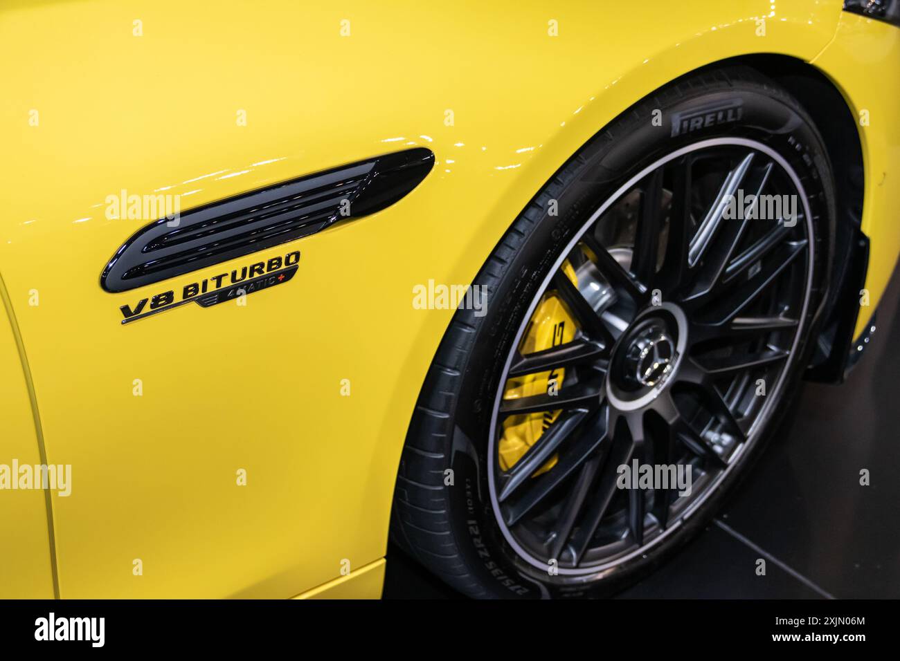 Détails de Mercedes Benz SL63 V8 Turbo AMG en jaune est une voiture de sport de luxe connue pour ses performances puissantes et son design élégant Banque D'Images