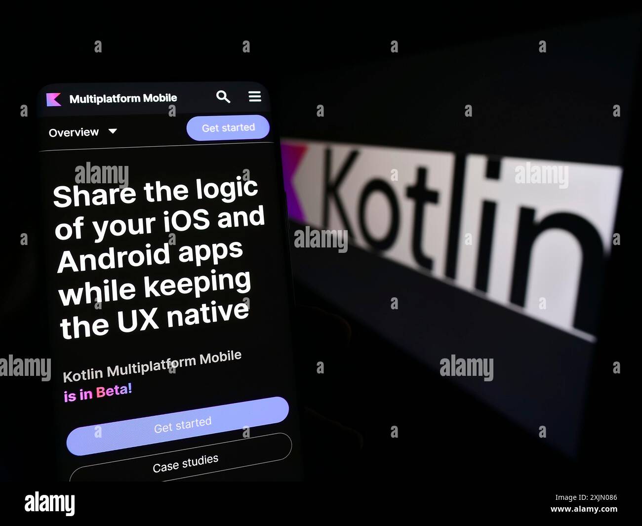 Stuttgart, Allemagne, 01-08-2023 : personne tenant le téléphone portable avec la page web du langage de programmation Kotlin sur l'écran devant le logo. Concentrez-vous sur le centre Banque D'Images