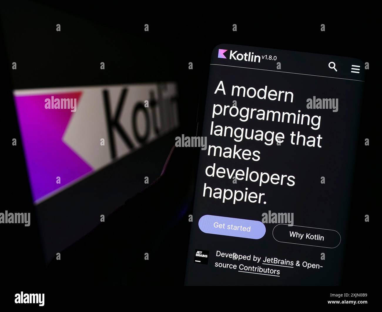 Stuttgart, Allemagne, 01-08-2023 : personne tenant un smartphone avec le site du langage de programmation Kotlin sur l'écran devant le logo. Concentrez-vous sur le centre de Banque D'Images