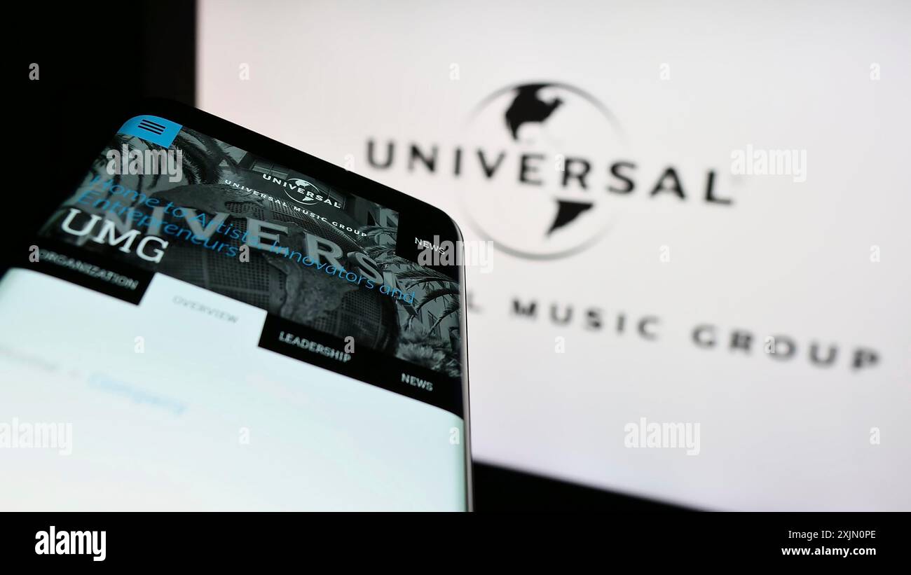 Stuttgart, Allemagne, 01-15-2023 : smartphone avec page web de la société Universal Music Group N.V. (UMG) sur l'écran devant le logo de l'entreprise. Concentrez-vous sur Banque D'Images