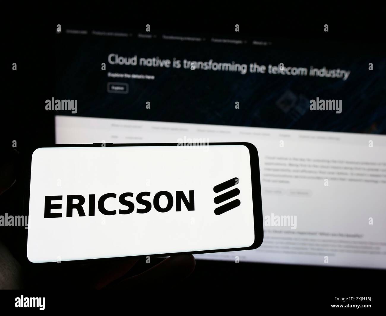 Stuttgart, Allemagne, 01-11-2023 : personne tenant un téléphone portable avec le logo de la société de télécommunications suédoise Ericsson sur l'écran devant la page Web. Banque D'Images