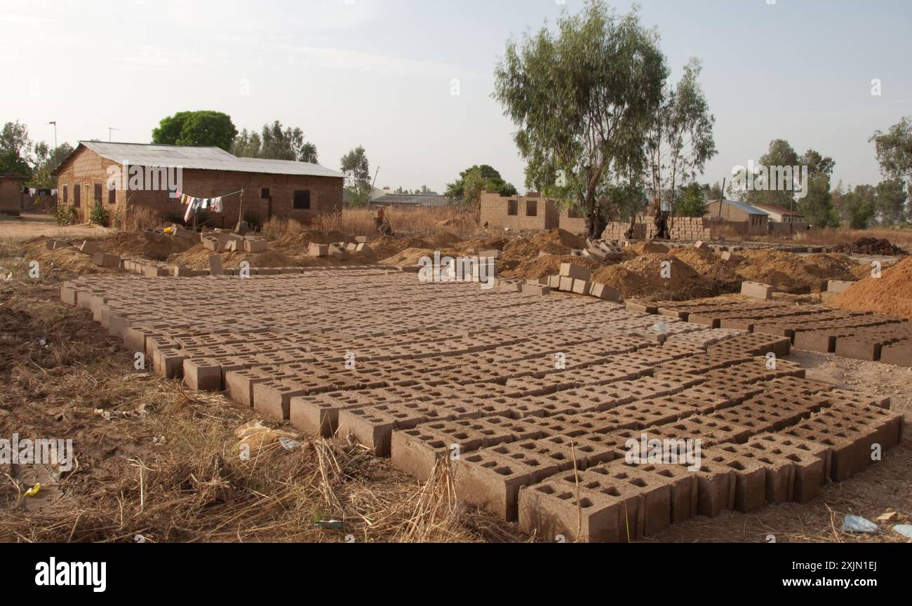 Brick Making Factory, Kaduna State, Nigeria, Afrique - les briques s'assèchent au soleil Banque D'Images