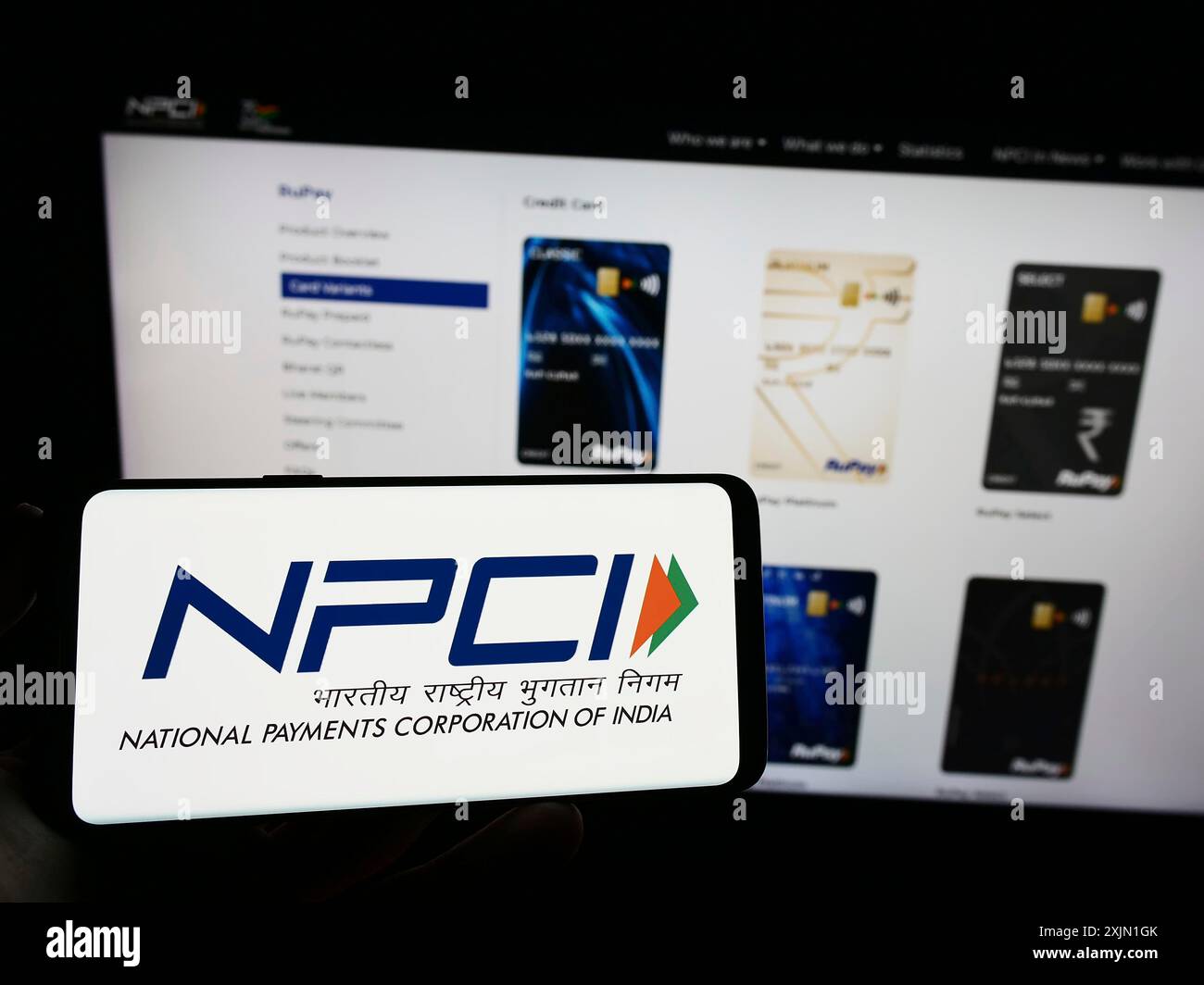 Stuttgart, Allemagne, 01-16-2023 : personne tenant un téléphone portable avec le logo de la National Payments Corporation of India (NPCI) sur l'écran devant le web Banque D'Images