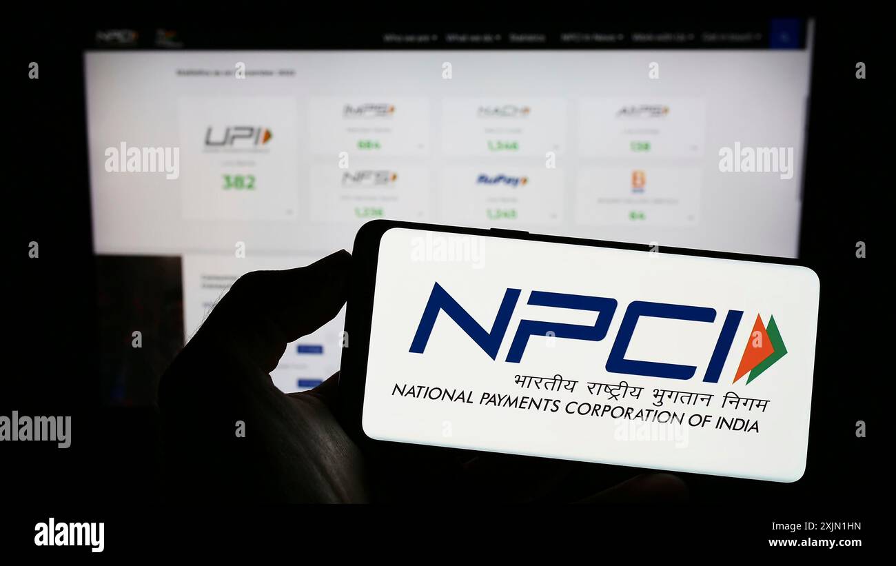 Stuttgart, Allemagne, 01-16-2023 : personne tenant un téléphone portable avec le logo de National Payments Corporation of India (NPCI) sur l'écran devant la page Web. Banque D'Images