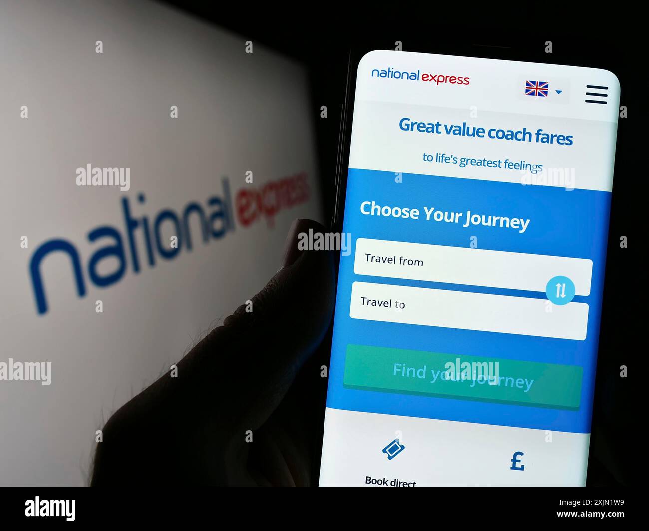 Stuttgart, Allemagne, 01-27-2023, personne tenant un smartphone avec la page web de la société britannique National Express Group plc (NX) sur l'écran avec le logo. Mise au point Banque D'Images