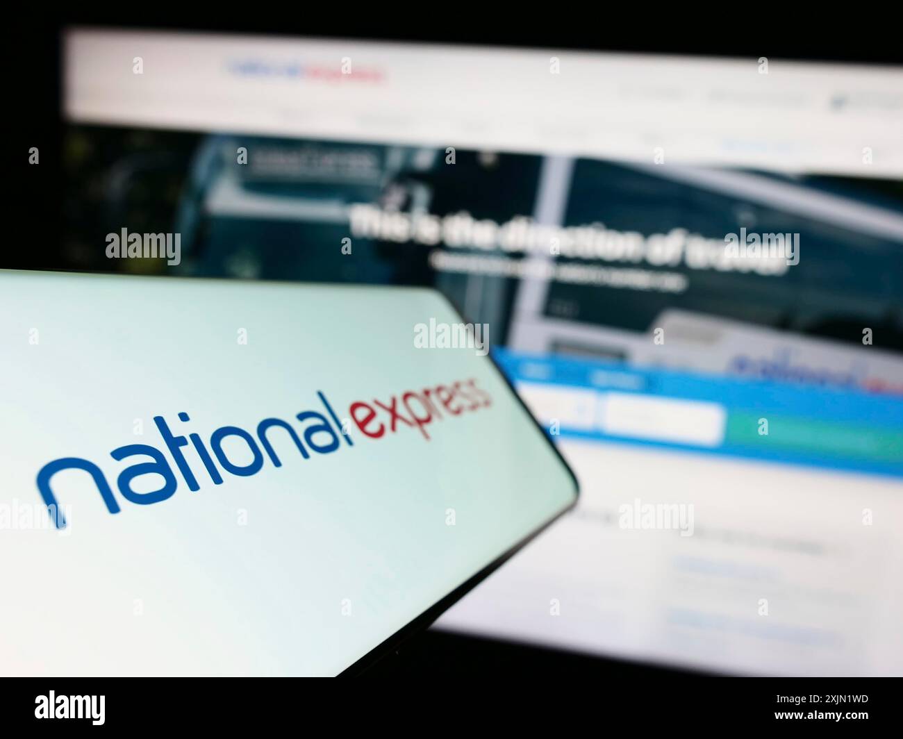 Stuttgart, Allemagne, 01-27-2023, téléphone portable avec le logo de la société britannique National Express Group plc (NX) sur l'écran devant le site Web de l'entreprise. Mise au point Banque D'Images