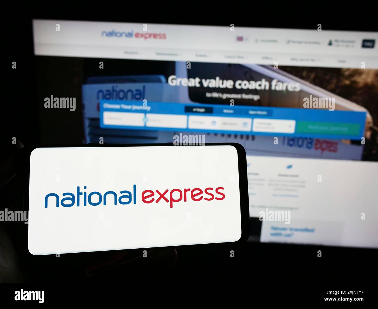 Stuttgart, Allemagne, 01-27-2023, personne tenant un smartphone avec le logo de la société britannique National Express Group plc (NX) sur l'écran devant le site Web. Banque D'Images