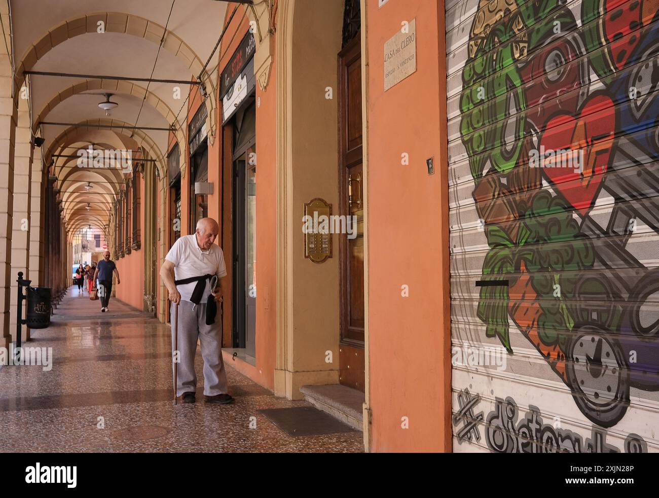 Bologne, Italie, homme âgé marchant vers son appartement en ville Banque D'Images