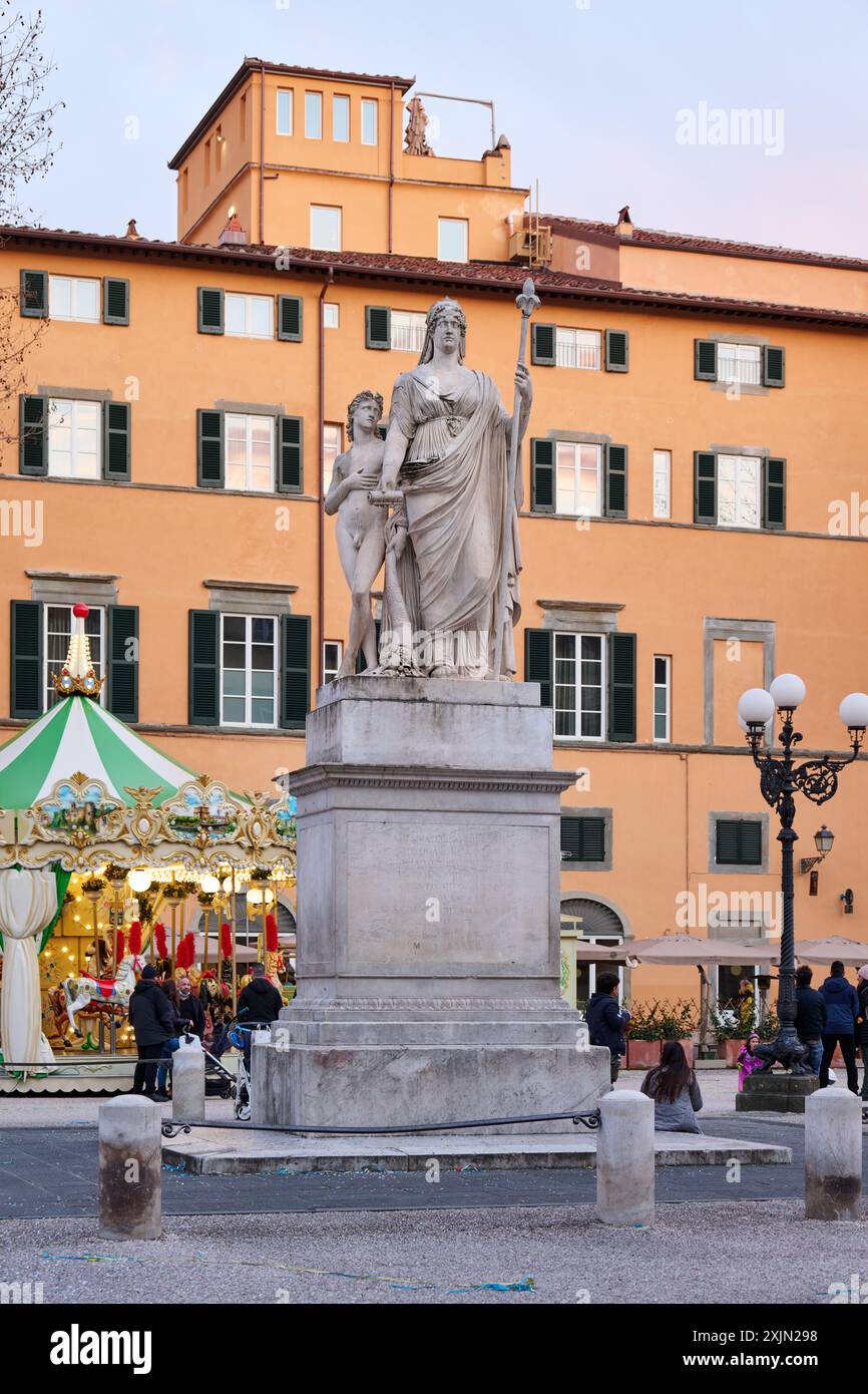 Statua di Maria Luisa di Borbone sur la Piazza Napoleone à Lucca, Toscane, Italie Banque D'Images