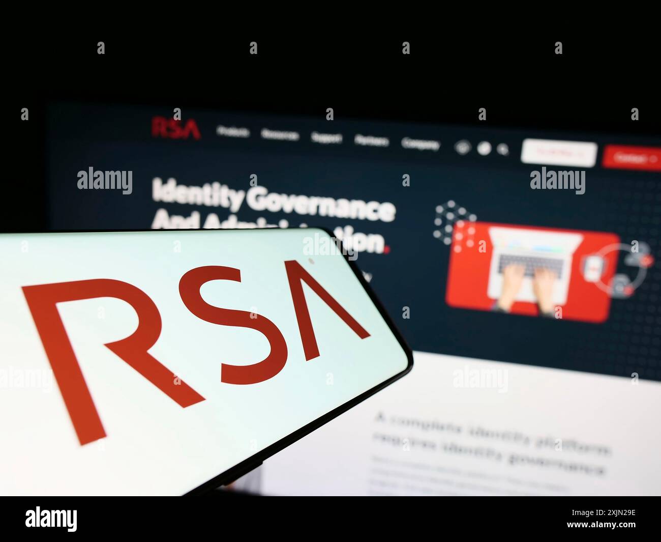 Stuttgart, Allemagne, 03-08-2023 : smartphone avec le logo de la société américaine RSA Security LLC sur l'écran devant le site Web de l'entreprise. Concentrez-vous sur Banque D'Images