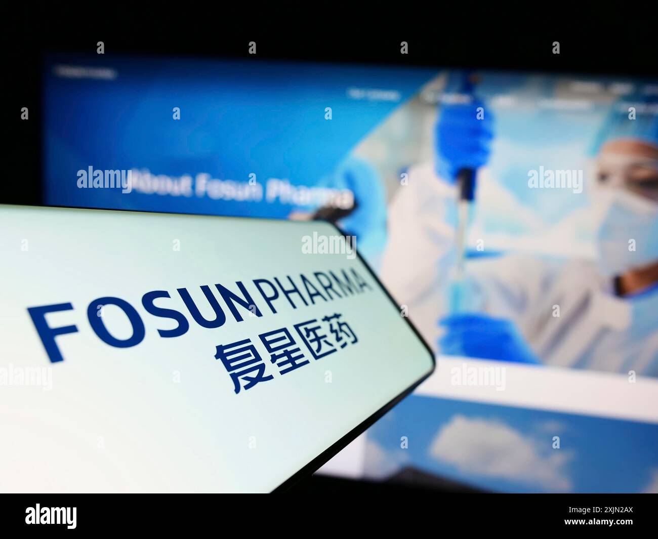 Stuttgart, Allemagne, 01-30-2023, smartphone avec logo de la société pharmaceutique chinoise Fosun Pharma sur l'écran devant le site Web de l'entreprise. Concentrez-vous sur Banque D'Images