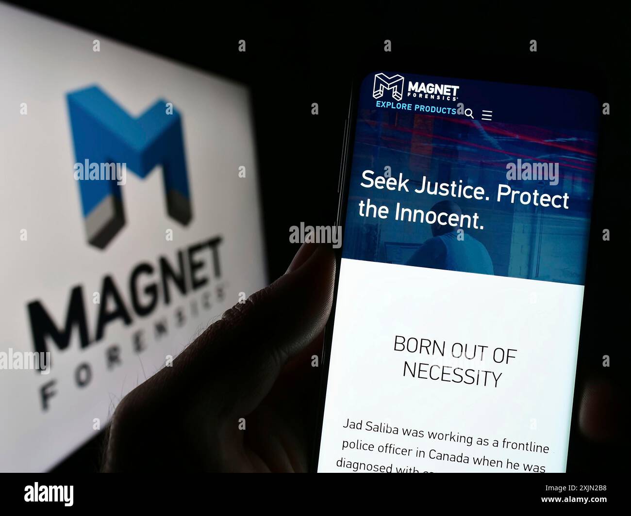 Stuttgart, Allemagne, 01-30-2023, personne tenant un téléphone portable avec la page web de la société de cybersécurité Magnet Forensics Inc. sur l'écran devant le logo. Banque D'Images