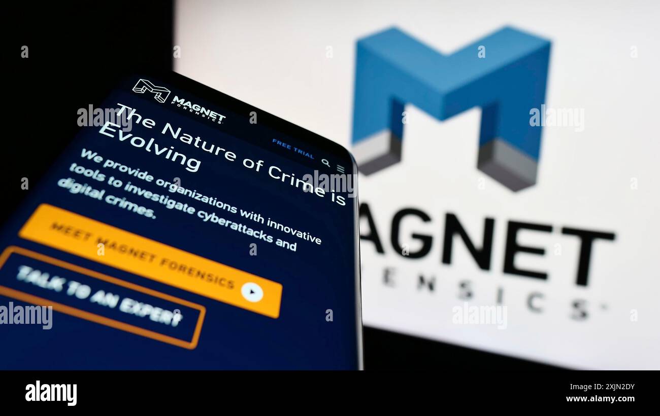 Stuttgart, Allemagne, 01-30-2023, téléphone portable avec le site web de la société de cybersécurité Magnet Forensics Inc. sur l'écran devant le logo de l'entreprise. Mise au point Banque D'Images