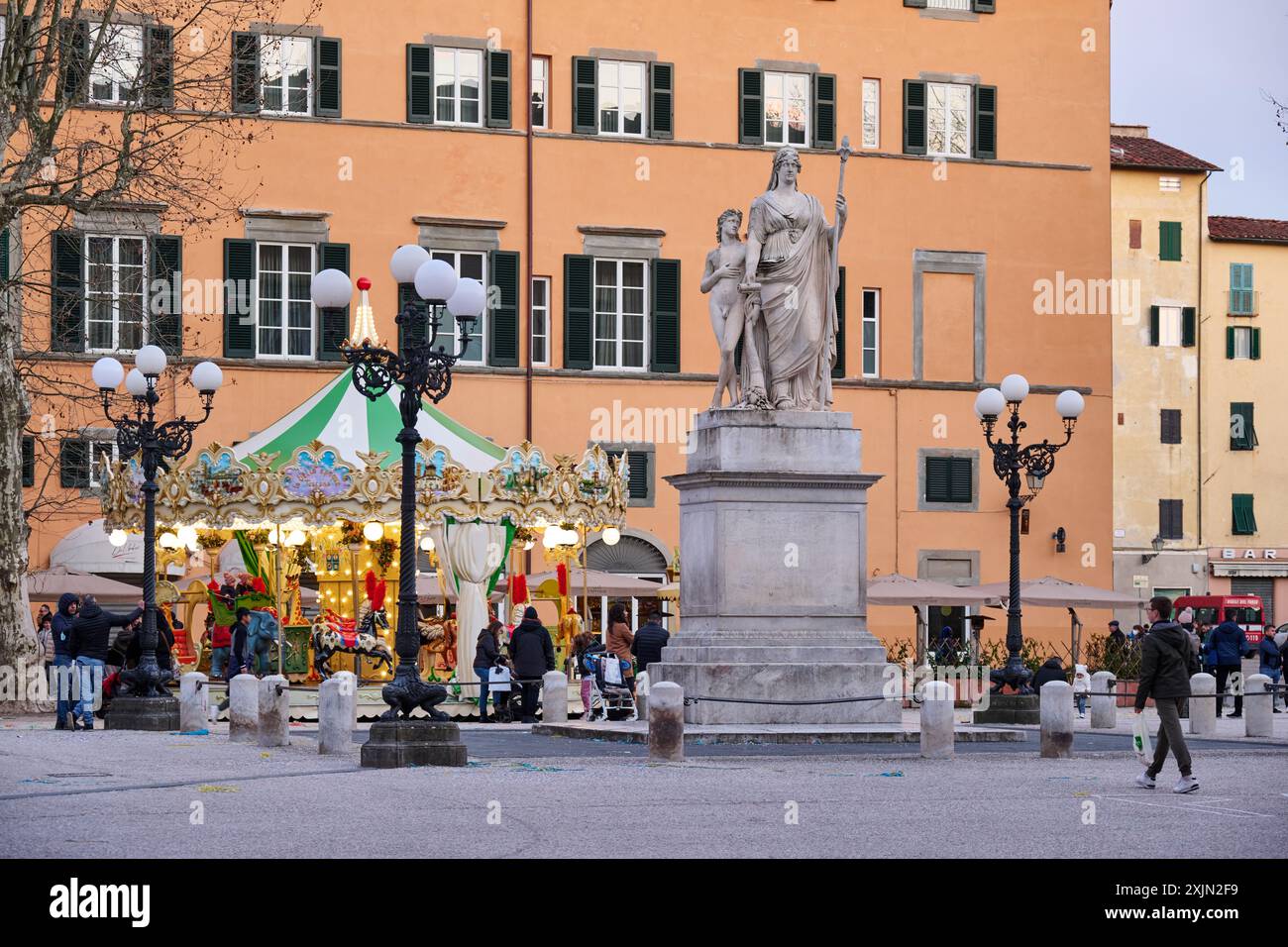 Statua di Maria Luisa di Borbone sur la Piazza Napoleone à Lucca, Toscane, Italie Banque D'Images