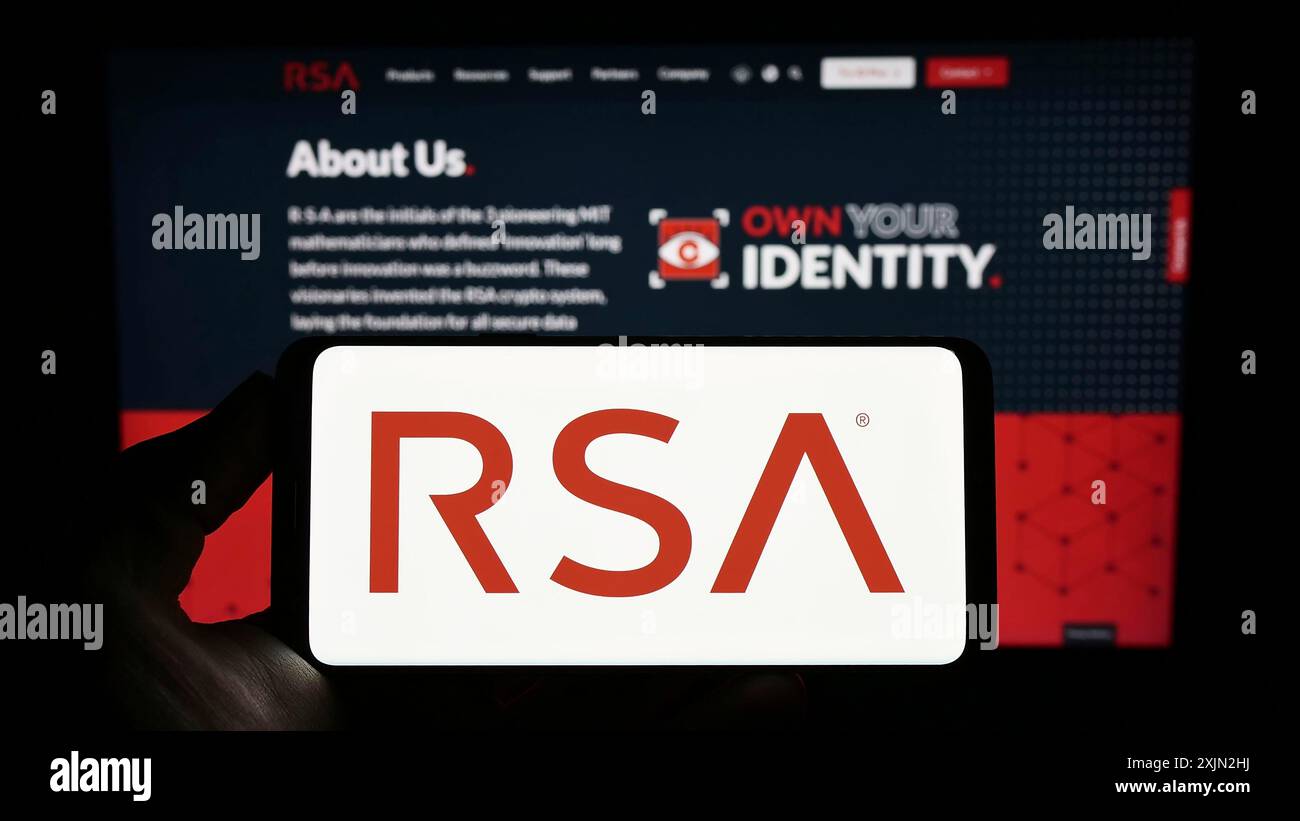 Stuttgart, Allemagne, 03-08-2023 : personne tenant un téléphone portable avec le logo de la société américaine RSA Security LLC sur l'écran devant la page Web de l'entreprise. Concentrez-vous sur Banque D'Images