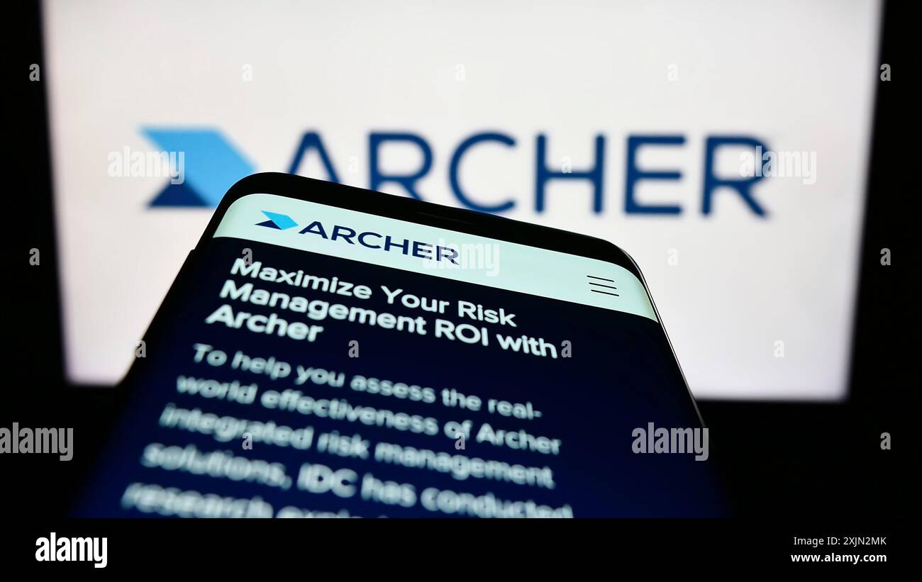 Stuttgart, Allemagne, 03-08-2023 : smartphone avec le site Web du logiciel de gestion des risques Archer (RSA Security) sur l'écran devant le logo de l'entreprise. Mise au point Banque D'Images