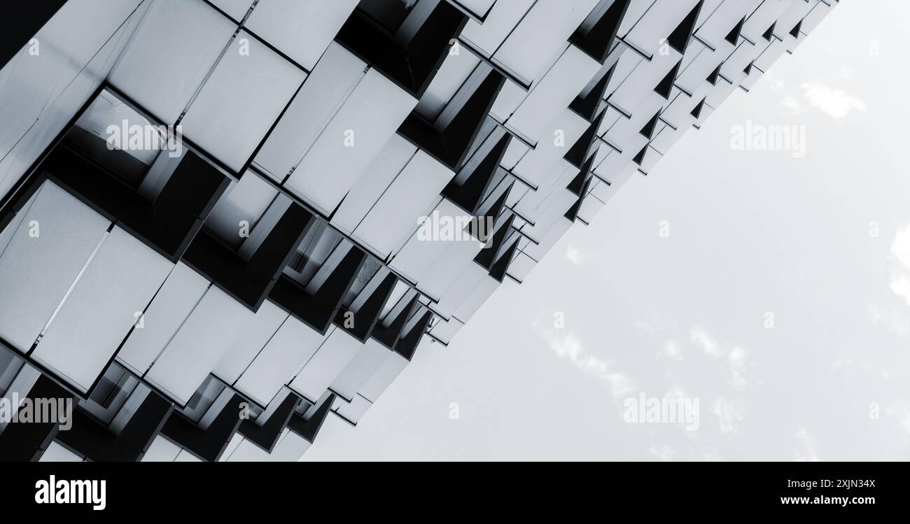 Fond d'architecture moderne abstrait, mur avec panneaux et fenêtres en acier inoxydable Banque D'Images