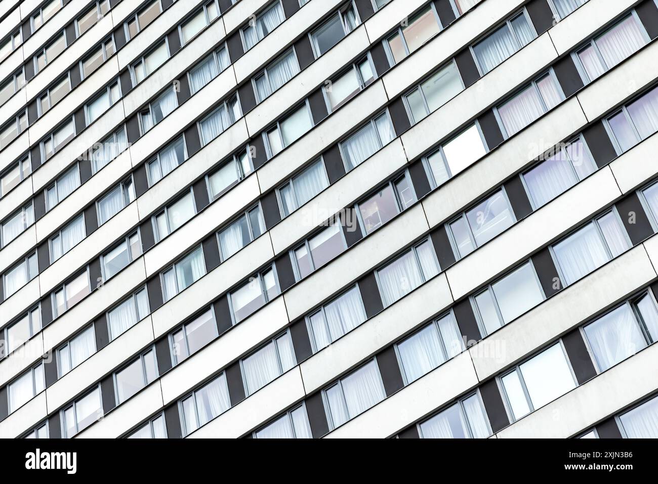 Fond d'architecture moderne abstrait, mur de maison blanc avec des fenêtres en rangées Banque D'Images
