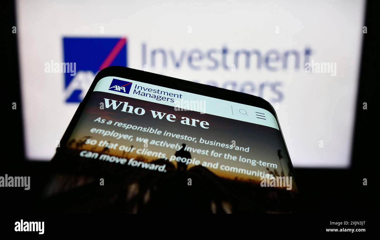 Stuttgart, Allemagne, 03-18-2023 : téléphone portable avec le site de la société d'investissement Axa Investment Managers sur l'écran devant le logo de l'entreprise. Concentrez-vous sur Banque D'Images