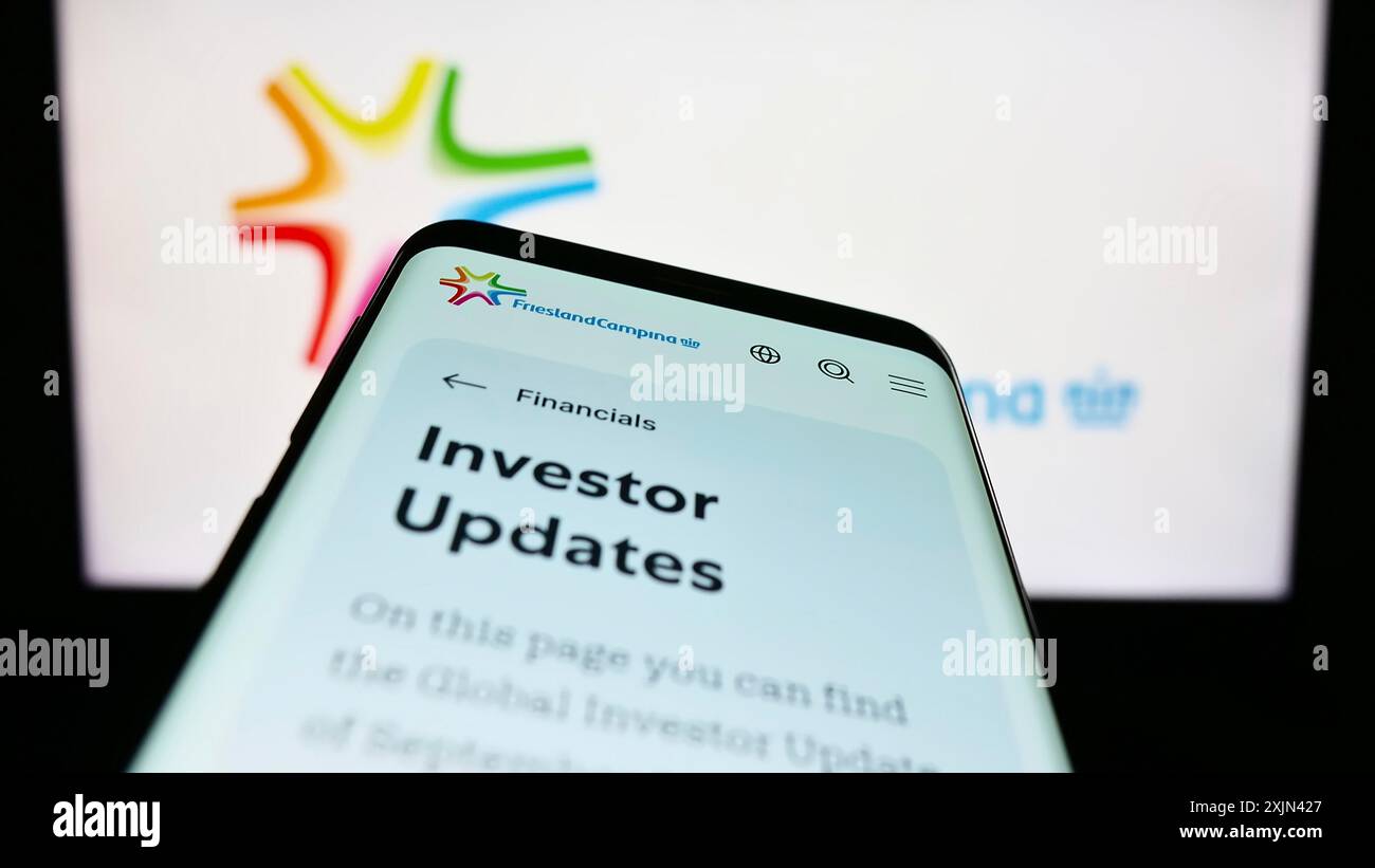 Stuttgart, Allemagne, 03-25-2023, smartphone avec le site web de la société Koninklijke FrieslandCampina N.V. sur l'écran devant le logo de l'entreprise. Concentrez-vous sur Banque D'Images