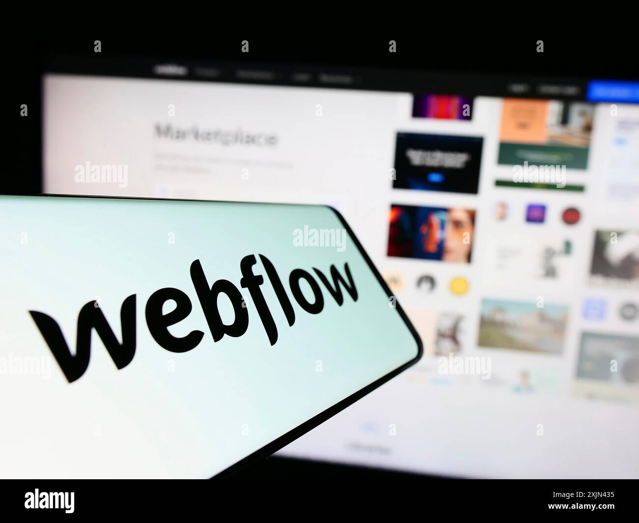 Stuttgart, Allemagne, 03-31-2023, téléphone portable avec le logo de la société américaine de logiciels de développement Web Webflow Inc. sur l'écran devant le site Web. Concentrez-vous sur Banque D'Images