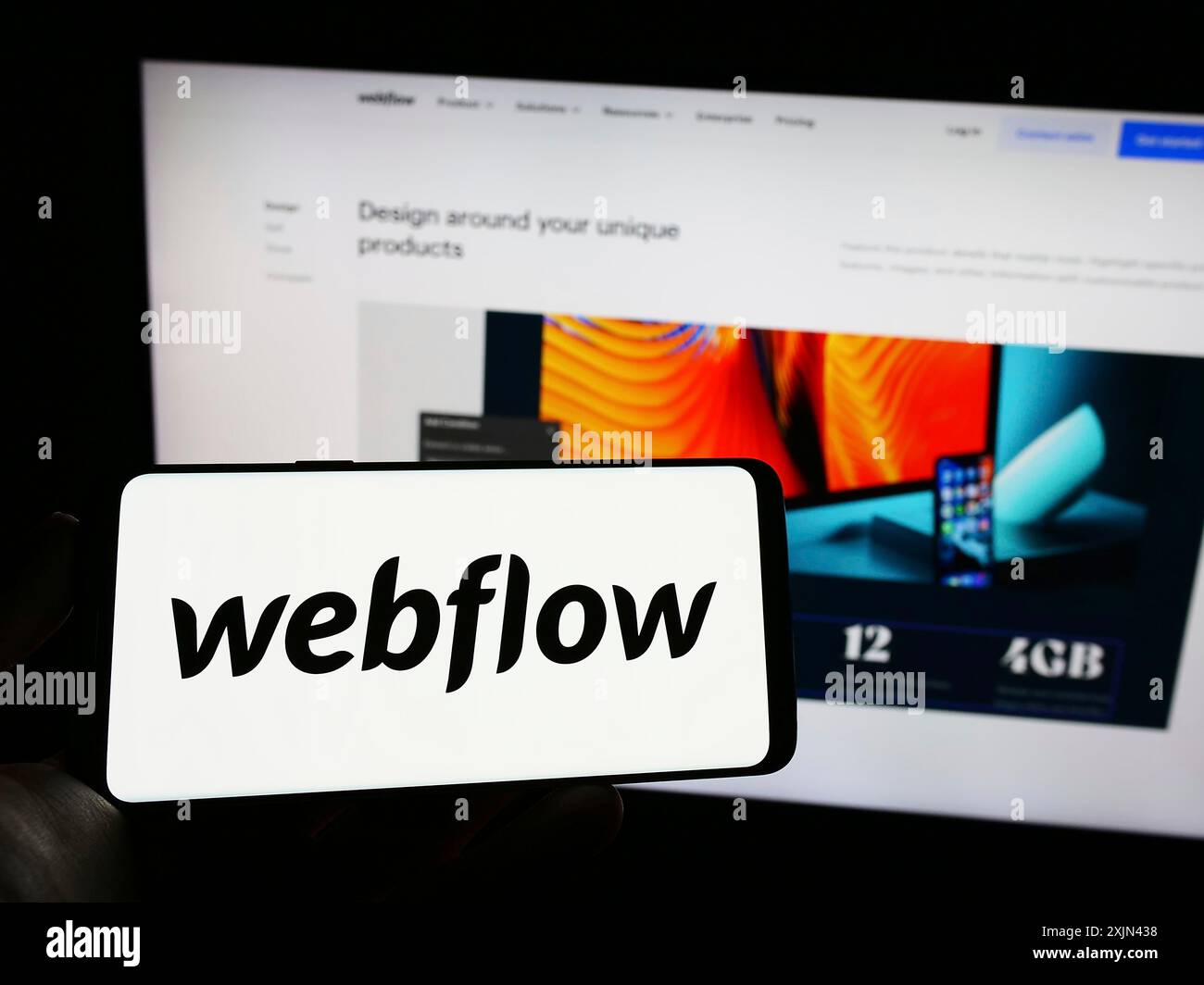 Stuttgart, Allemagne, 03-31-2023, personne tenant un téléphone portable avec le logo de la société américaine de logiciels de développement Web Webflow Inc. sur l'écran avec le site Web. Banque D'Images