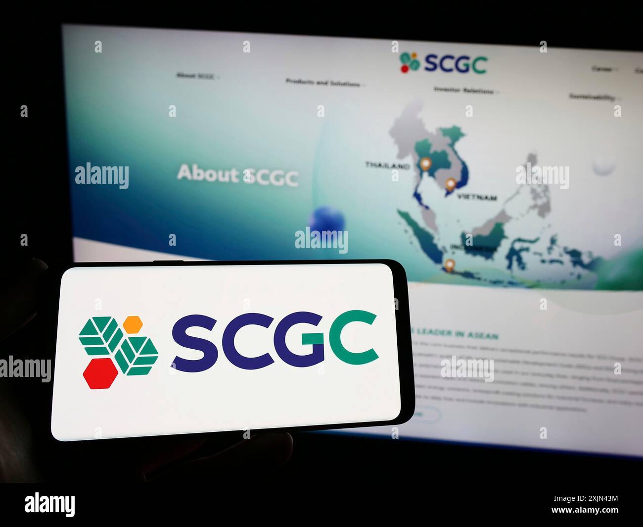 Stuttgart, Allemagne, 03-31-2023, personne tenant un smartphone avec le logo de la société thaïlandaise SCG Chemicals (SCGC) sur l'écran devant le site Web. Concentrez-vous sur Banque D'Images