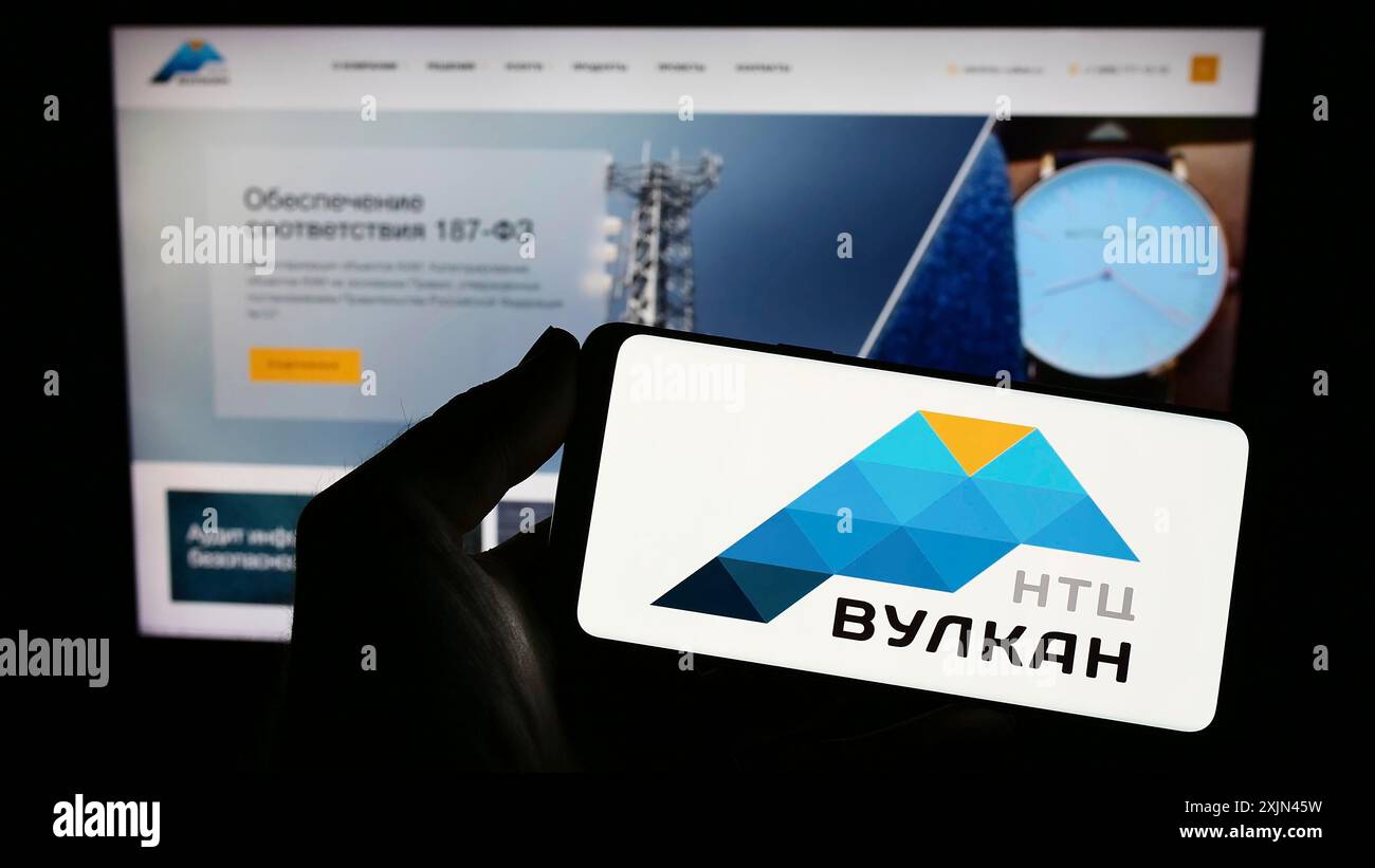 Stuttgart, Allemagne, 03-31-2023, personne tenant un smartphone avec le logo de la société russe de technologie de l'information NTC Vulkan sur l'écran devant Banque D'Images