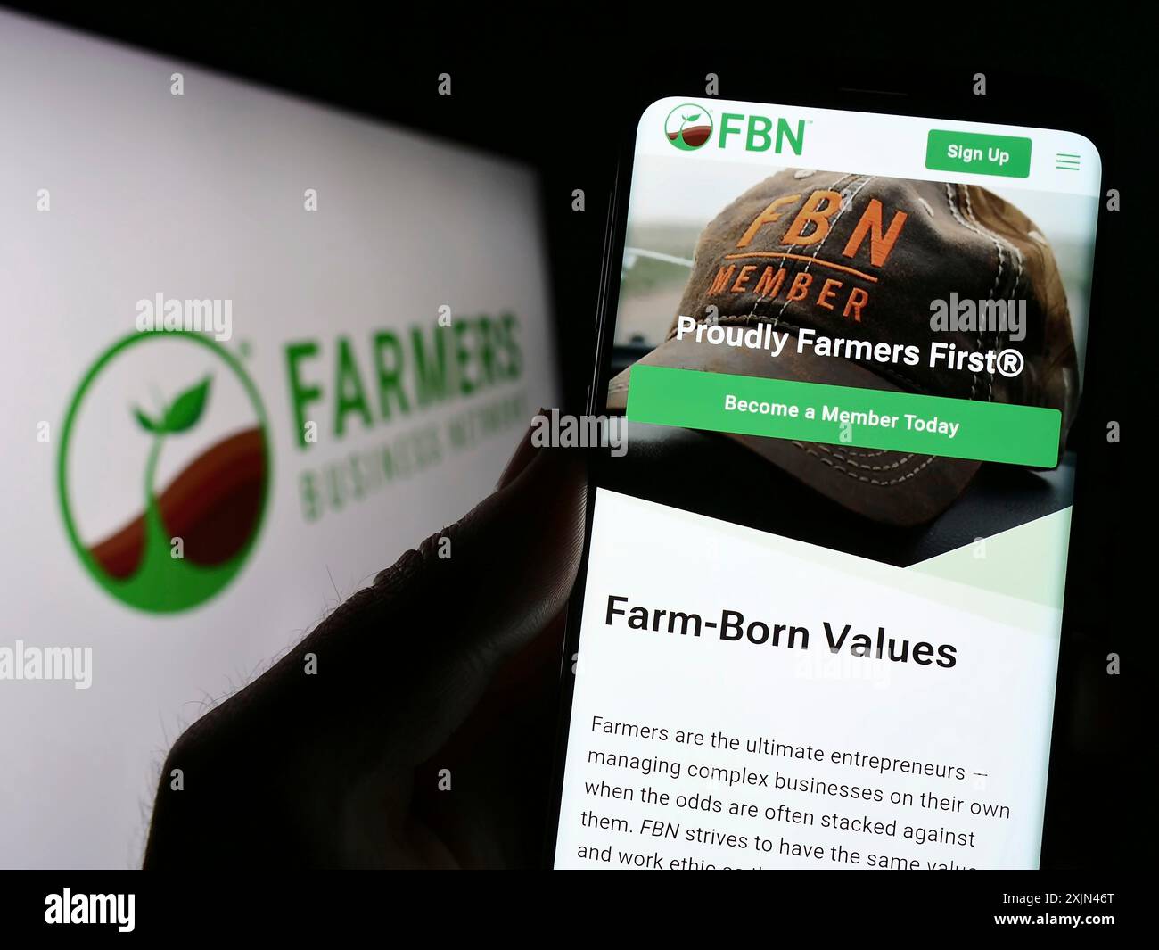 Stuttgart, Allemagne, 03-31-2023, personne tenant un smartphone avec la page web de la plate-forme Farmers Business Network (FBN) sur l'écran avec le logo. Concentrez-vous sur Banque D'Images