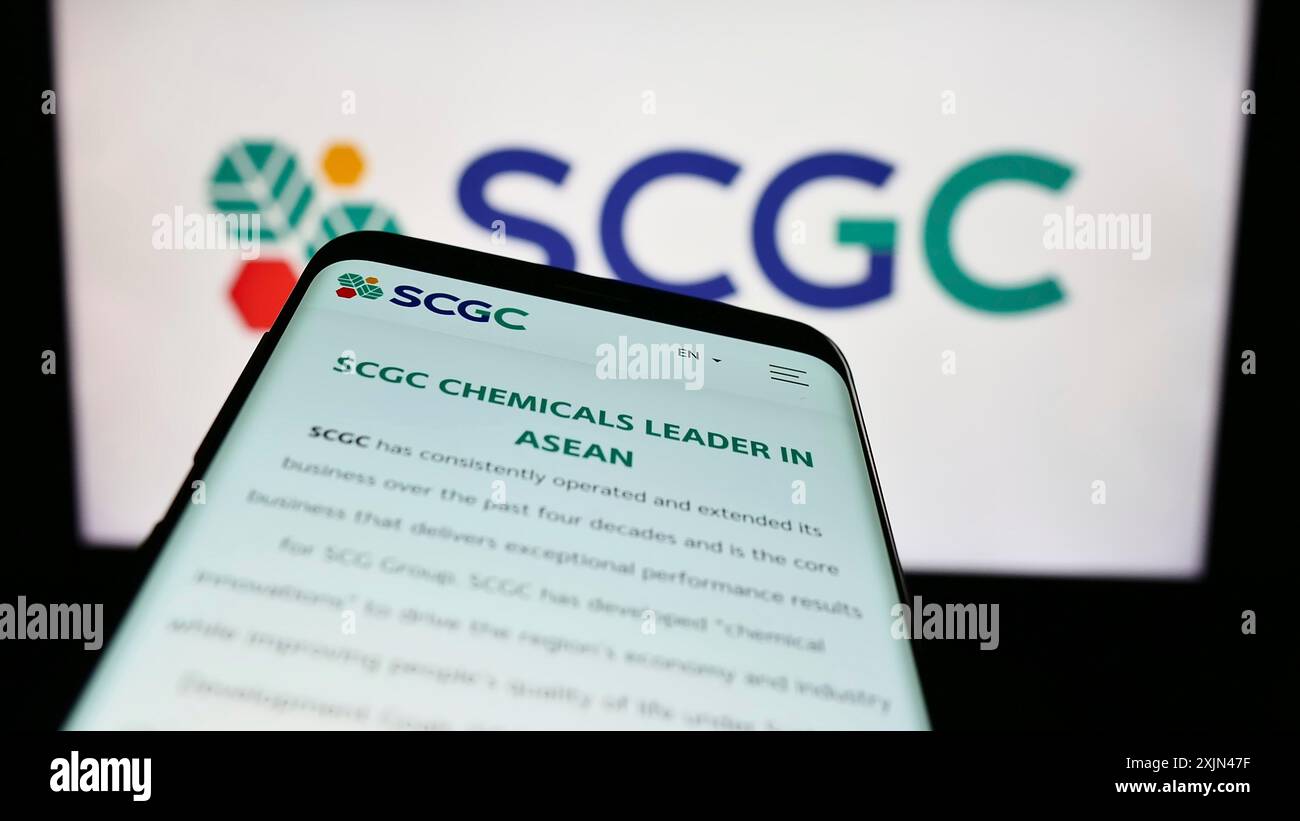 Stuttgart, Allemagne, 03-31-2023, smartphone avec le site Web de la société thaïlandaise SCG Chemicals (SCGC) sur l'écran devant le logo de l'entreprise. Concentrez-vous sur le coin supérieur gauche Banque D'Images