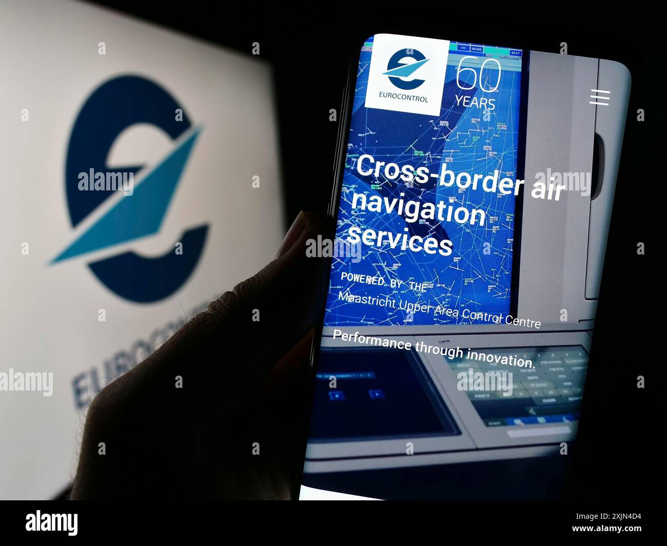 Stuttgart, Allemagne, 04-01-2023 : personne tenant le téléphone portable avec la page web de l'organisation de gestion du trafic aérien Eurocontrol sur l'écran avec le logo. Mise au point Banque D'Images