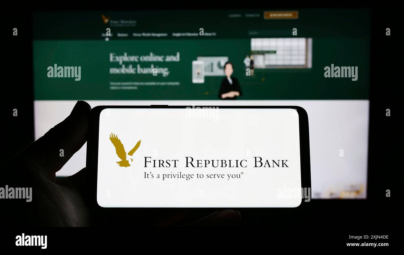 Stuttgart, Allemagne, 04-01-2023 : personne tenant un smartphone avec le logo de la société bancaire commerciale First Republic Bank sur l'écran devant le site Web. Banque D'Images