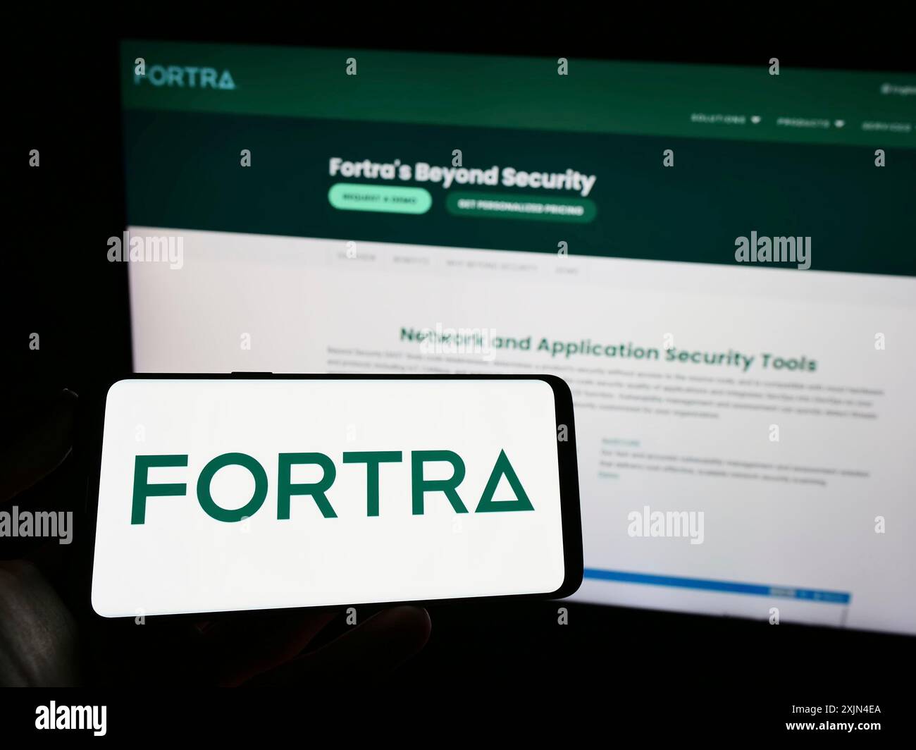 Stuttgart, Allemagne, 04-01-2023 : personne tenant un téléphone portable avec le logo de la société américaine de cybersécurité Fortra LLC sur l'écran devant la page Web. Banque D'Images