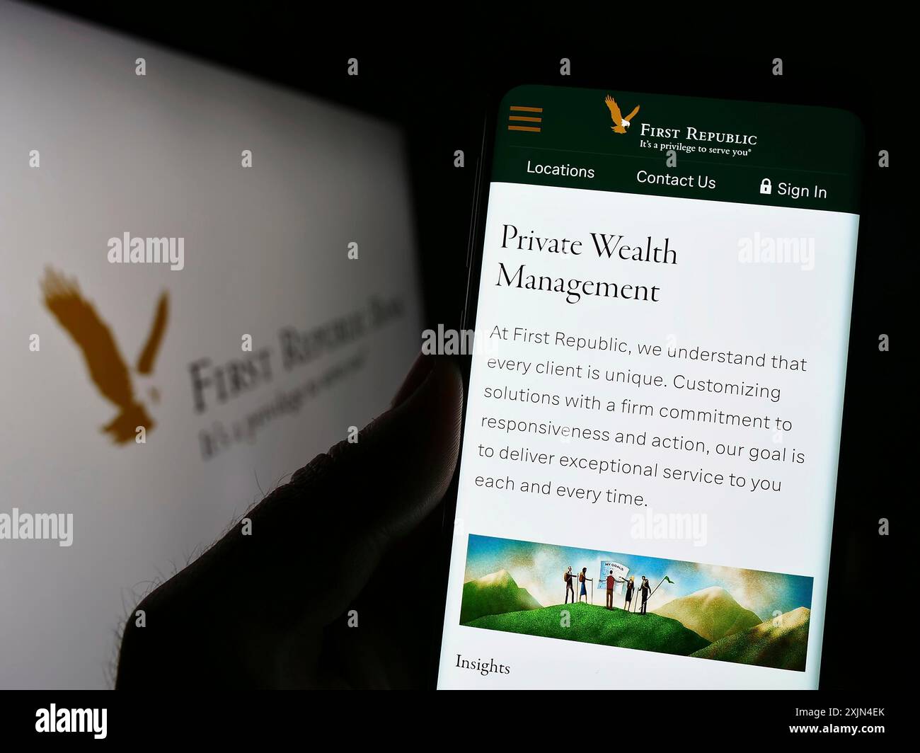 Stuttgart, Allemagne, 04-01-2023 : personne tenant un téléphone portable avec la page web de la société bancaire commerciale First Republic Bank sur l'écran avec le logo. Mise au point Banque D'Images