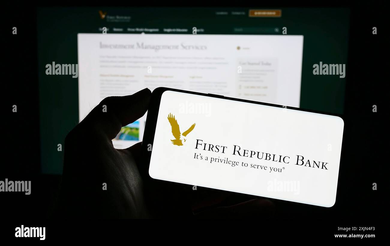 Stuttgart, Allemagne, 04-01-2023 : personne tenant un téléphone portable avec le logo de la société bancaire commerciale américaine First Republic Bank sur l'écran devant Banque D'Images